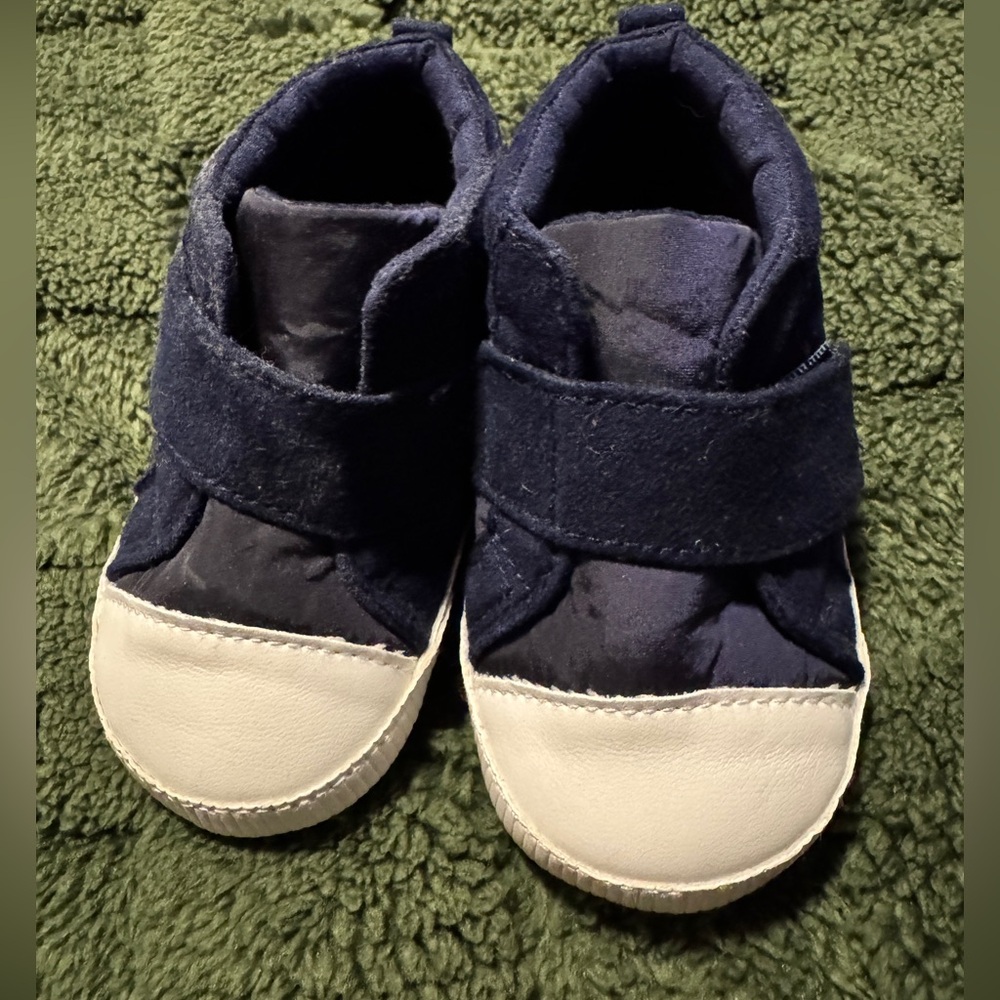 NWOT Old Navy navy baby shoes 6-12M